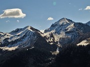 22 Zoom verso Monte  Cavallo (2322 m) e Cima dei Siltri (2175 m) ancora ben innevati sui versanti nord